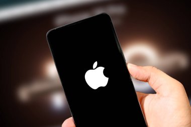 Arkaplanda web sitesi olan iPhone kullanan kişi, illüstrasyon makalesi. Meşhur Mobil Menüleme Şirketi