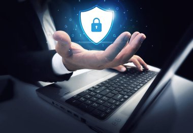 Güvenlik ve Mahremiyet kavramı. Parlayan kalkanları ve elinde kilit var. Korunan, güvenlikli, ağ, profil, gizli, ikili