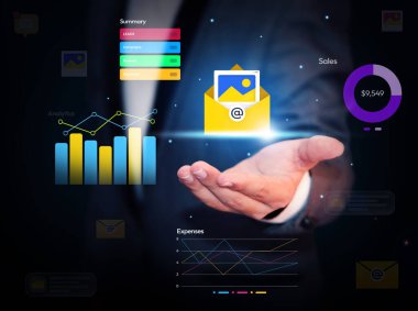 E- posta yoluyla dijital pazarlama, elinde parlayan tasarım, elektronik posta reklam arka planı. Dijital, reklamlar, gösterge paneli, harcamalar ve analizler