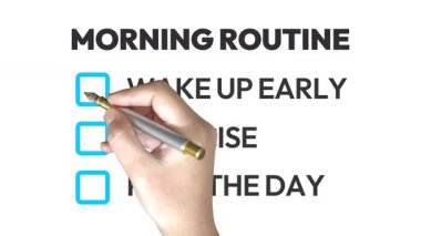 Sağlıklı Sabah Rutin kontrol listesi tipografisi tükenmez kalemle tıkırdıyor, 4K görüntü. Yapılacaklar listesi, planlama, egzersiz, sağlıklı