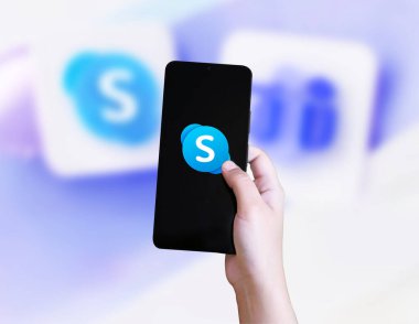 Skype 'tan Microsoft' a Geçiş konsepti geçmişi, illüstrasyon makalesi. İletişim yazılımı skype kapatılıyor