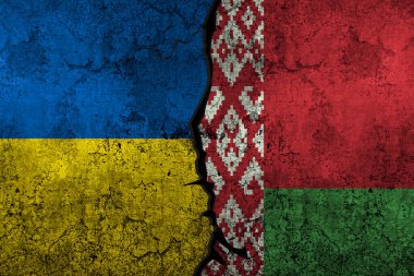 Ukrayna, Belarus 'a karşı duvar ve arka planda boyanmış bayraklar ile çatışma konsepti