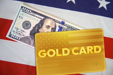 Amerikan bayrağı ve para birimi tasarısı olan ABD Gold Card konsepti, vatandaşlık arkaplan tasarımı