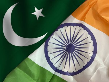 Hindistan, Pakistan Savaşı 'na karşı ve arka planda sallanan bayraklarla çatışma konsepti. Bölgesel çatışma, Asya, Hindistan, Pakistan