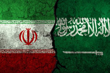 İran Suudi Arabistan 'a karşı ihtilaf geçmişi ve dokulu duvarlarda bayraklar