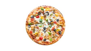 Beyaz izole edilmiş arka planda dönen bir Fajita aromalı pizza 4k görüntüsü, Tertemiz Halka. Fast food, abur cubur, sağlıklı pizza, sebze.