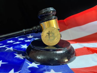 Arka planda Amerikan bayrağı olan tokmağın üzerindeki Bitcoin, finans konsepti. Mahkeme, yargı, karar