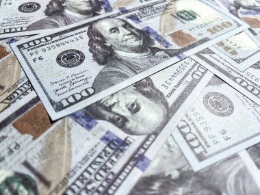 Yüz dolarlık banknot arka planda dağınık görünüyor. Finans, tasarruf, enflasyon, ABD, para, para