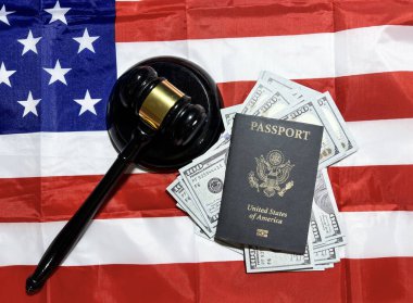 ABD vatandaşlığı ile ilgili mahkeme kararı. Arka planda tokmak ve bayrak olacak. Pasaport, para, seyahat, yüksek mahkeme, emirler