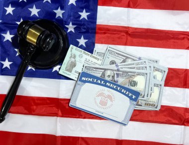 Amerikan bayrağı, ssn kartı ve fatura ile sosyal güvenlik ve hazine kontrol konsepti ile ilgili mahkeme kararı. Para, fonlar, emeklilik, sağlık, yardımlar