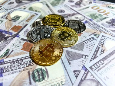 Amerikan dolarlarına saçılmış çoklu şifreli paralar. Yakın plan, arka plan. Finans, kripto para birimi, fütüristik, dijital para birimi, ABD