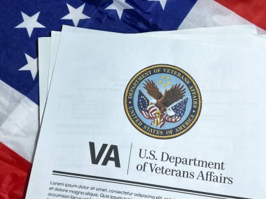 ABD Gazi İşleri Bakanlığı arka planda Amerikan bayrağıyla kapatıyor..