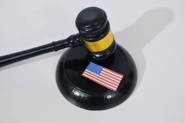 Gavel ve bayrak üstü görüşlü Birleşik Devletler yargı ve yüksek mahkeme konsepti. Adalet, hükümet, mahkeme emirleri