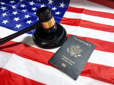 Yüksek mahkeme tokmağı ve arka planında Amerikan bayrağı olan Amerikan pasaportu. Uyruğumuz ve vatandaşlığımızla ilgili mahkeme kararı
