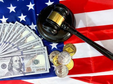 ABD mahkemesinin kripto para birimi ve arka planda Amerikan bayrağı olan fatura konseptiyle ilgili kararı. Bitcoin, tokmak ve dolar saçıldı