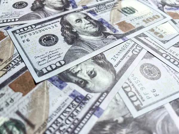 Yüz dolarlık banknot arka planda dağınık görünüyor. Finans, tasarruf, enflasyon, ABD, para, para