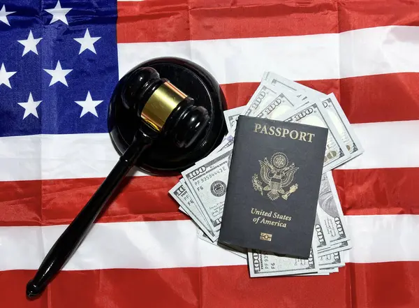 ABD vatandaşlığı ile ilgili mahkeme kararı. Arka planda tokmak ve bayrak olacak. Pasaport, para, seyahat, yüksek mahkeme, emirler