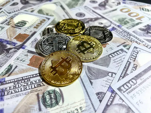 Amerikan dolarlarına saçılmış çoklu şifreli paralar. Yakın plan, arka plan. Finans, kripto para birimi, fütüristik, dijital para birimi, ABD