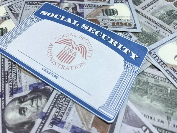 Altında Amerikan doları olan sosyal güvenlik kartı, sosyal yardım, finans, para. SSN, ABD, Amerika, fatura, sigorta