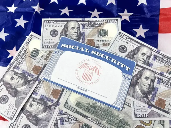 Sosyal güvenlik kartı, Amerikan doları ve arka planda Amerikan bayrağı, üst manzara. SSN 'nin faydaları, kesintiler, sağlık, emeklilik