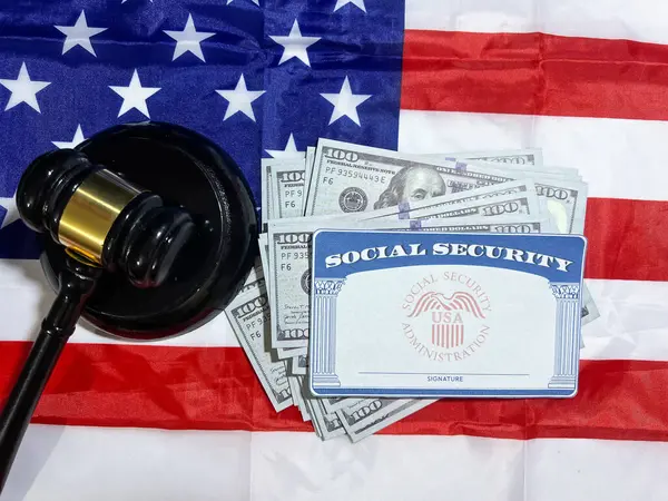 Sosyal güvenlik kartı, yanında Amerikan doları ve tokmağı, arkasında Amerikan bayrağı..