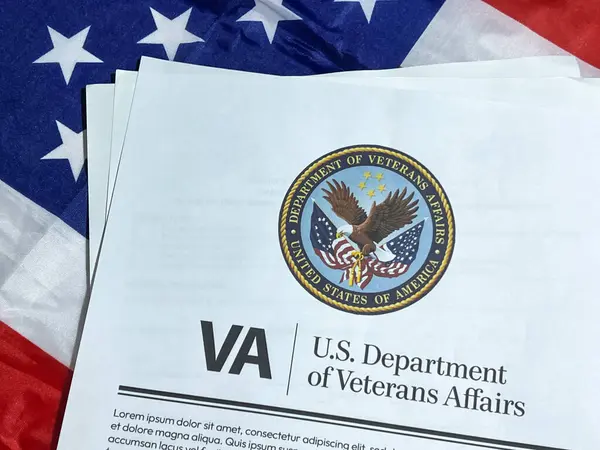 ABD Gazi İşleri Bakanlığı arka planda Amerikan bayrağıyla kapatıyor..