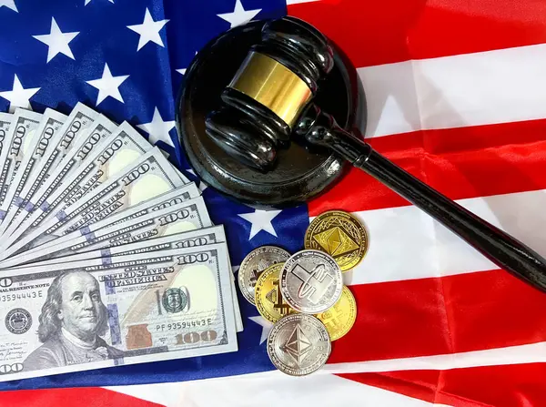 ABD mahkemesinin kripto para birimi ve arka planda Amerikan bayrağı olan fatura konseptiyle ilgili kararı. Bitcoin, tokmak ve dolar saçıldı