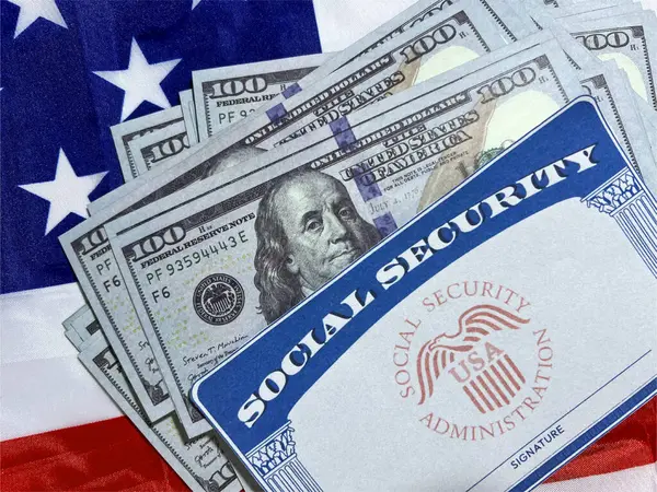 Arkaplanda para ve bayrak olan ABD sosyal güvenlik kartı. SSN avantajları, Amerikan doları, dalgalı bayrak