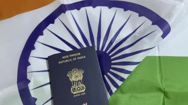 Arka planında bayrak olan Hindistan Cumhuriyeti pasaportu, 4k 'lık görüntü yakın. Hint vatandaşlığı, uyruğu.