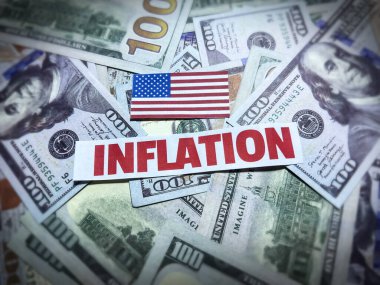 Amerika Birleşik Devletleri 'ndeki enflasyon kavramının arka planında bayrak ve para birimi var. Amerikan doları, enflasyon, 100 dolar, fatura