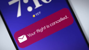 Uçuş iptal emaili ve mobil ekran 4K görüntülerindeki mesaj bildirimi. Geziniyoruz, kapatıyoruz