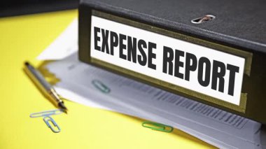 Bir dosya sahibinin yanında yazılan Harcama Raporu tipografisi, 4k video