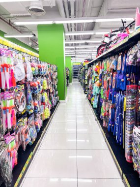 Doha, Katar, süpermarket, koridor, perakende, dükkan, mağaza, alışveriş, oyuncaklar, oyuncak koridoru, çocuklar, çocuklar, renkli, ambalaj, ürünler, tüketici, ticaret, perakende, raflar, oyuncaklar, oyuncaklar, oyuncaklar, çocukluk, eğlence, eğlence, aile, alıcılar, marka