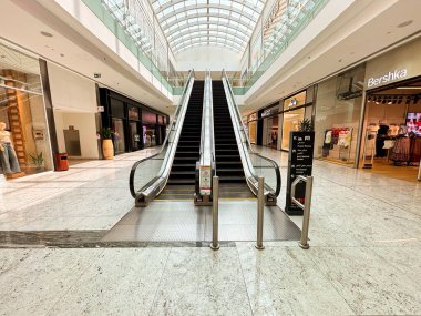 8.3.2025. Doha, Katar. Katar 'ın alışveriş merkezindeki yürüyen merdiven, illüstrasyon makalesi. Asansör, insan yok.