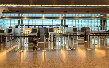 8.4.2025, Doha, Katar. Bavul tarayıcıları ve güvenlik kapılarıyla modern havaalanı kontrol noktası. Hava taşımacılığı güvenliğini temsil ediyor, Editör.