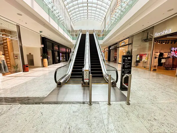 8.3.2025. Doha, Katar. Katar 'ın alışveriş merkezindeki yürüyen merdiven, illüstrasyon makalesi. Asansör, insan yok.