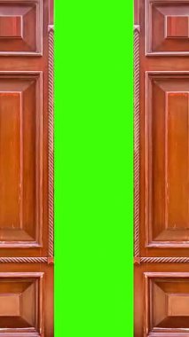 Eski ve eski ahşap kapılar dikey açılıyor ve Yeşil Ekran gözler önüne seriliyor. Kapılar açılıp kapanıyor..