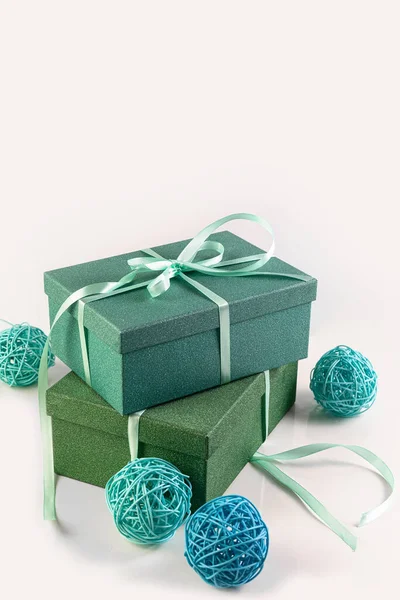白色背景上的绿色礼品盒 复制Spase — 图库照片