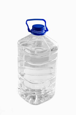 Beyaz arka planda plastik bir şişede temiz içme suyu. 5 litre. Fotoğraf.