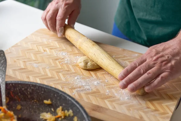 Cuoco Stende Impasto Con Mattarello Nella Cucina Casa Pasta Cavolo — Foto Stock