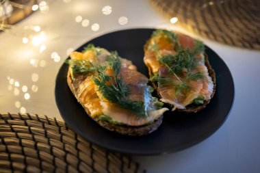 Somon ve avokado ile çavdar ekmekli sandviç. Fotoğraf.