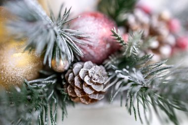 Noel süsü, toplar ve çam kozalakları. Ev dekoru. Kartpostal Fotoğraf.
