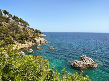 Deniz ve kayalık kıyılar. Güzel deniz manzarası. Fotoğraf.