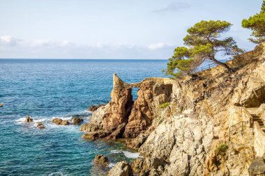 Deniz ve kayalık kıyılar. Güzel deniz manzarası. Fotoğraf.