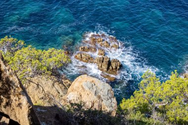 Deniz ve kayalık kıyılar. Deniz, taşlar ve kayalar. Fotoğraf.