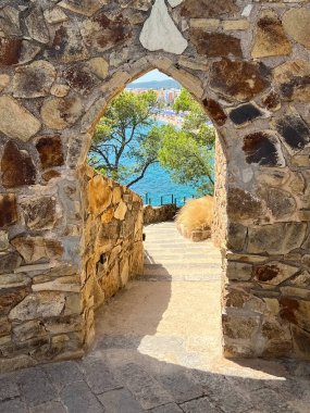 Kadim taş kemer ve kale duvarındaki merdivenler. Fotoğraf.