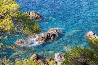 Deniz ve kayalık kıyılar. Deniz, taşlar ve kayalar. Fotoğraf.