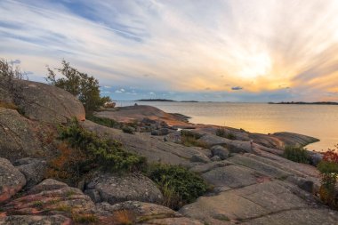 Kayalık sahilde gün batımı. Güzel gün batımı gökyüzü. Fotoğraf.