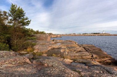 Kayalık deniz kıyısı ve adalar. Yumuşak kayalıklar denize iner. Fotoğraf.