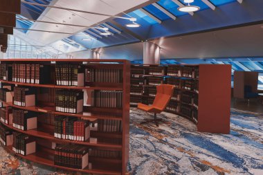 DUBAI, BİRLİK ARAB EMIRATES - Ağustos 2022: Mohammed Bin Rashid Kütüphanesi, kitaplık ve sandalyeli okuma alanları